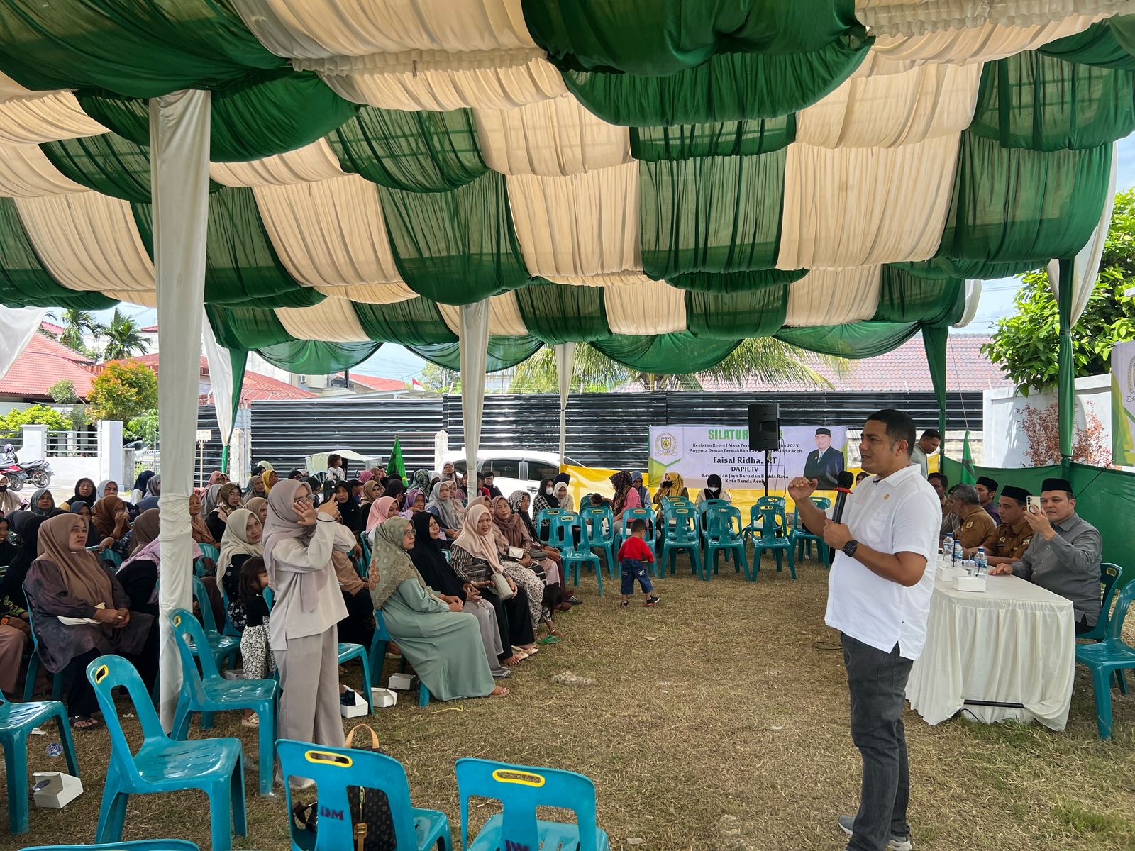 Anggota DPRK Banda Aceh Faisal Ridha sedang mendengarkan aspirasi warga Kecamatan Jaya Baru dan Banda Raya dalam reses di Dapilnya, Selasa (25/02/25).(Waspada/T.Mansursyah)