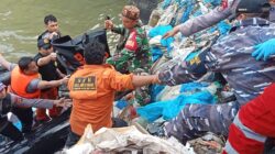 Foto proses evakuasi jenazah yang ditemukan nelayan Pusong Lama di laut, sekitar 5 mil dari bibir pantai, Selasa (25/2). Waspada/Ist