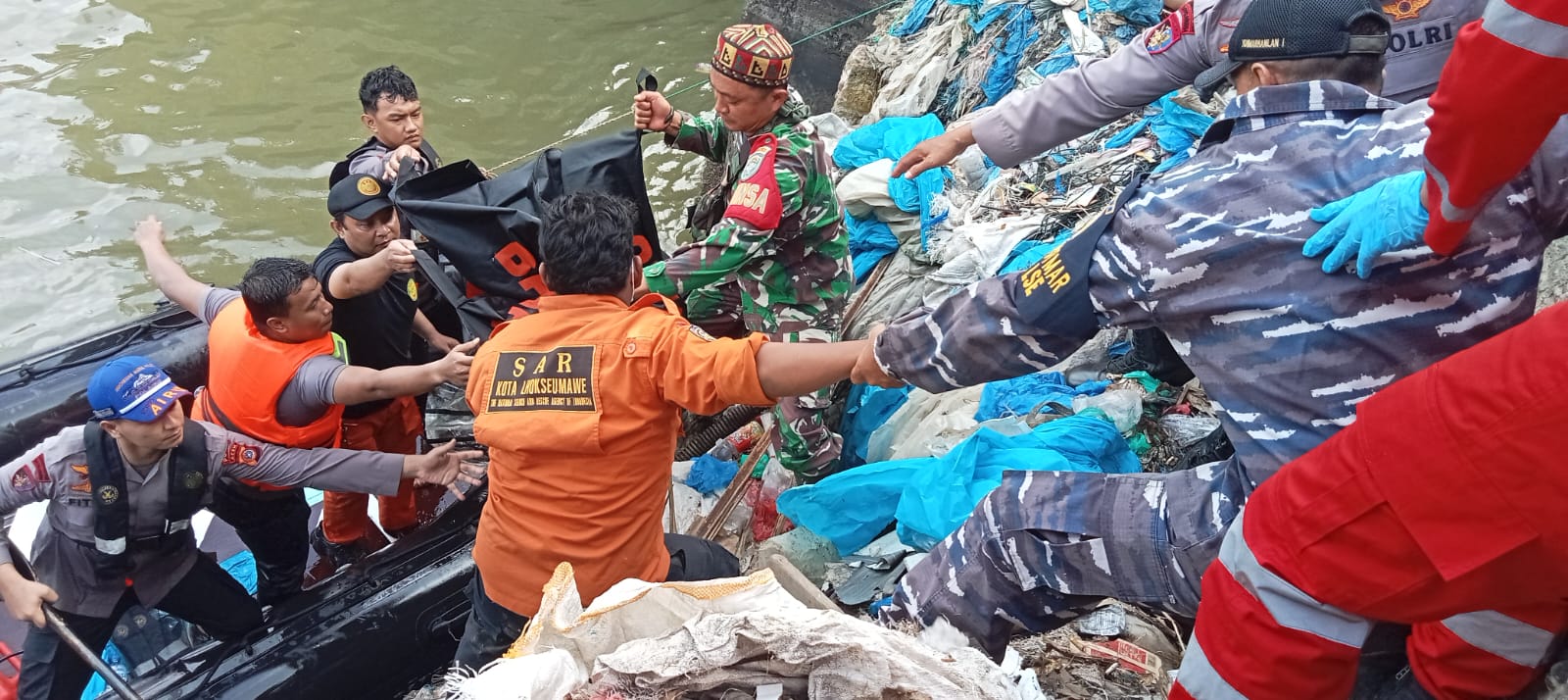 Foto proses evakuasi jenazah yang ditemukan nelayan Pusong Lama di laut, sekitar 5 mil dari bibir pantai, Selasa (25/2). Waspada/Ist