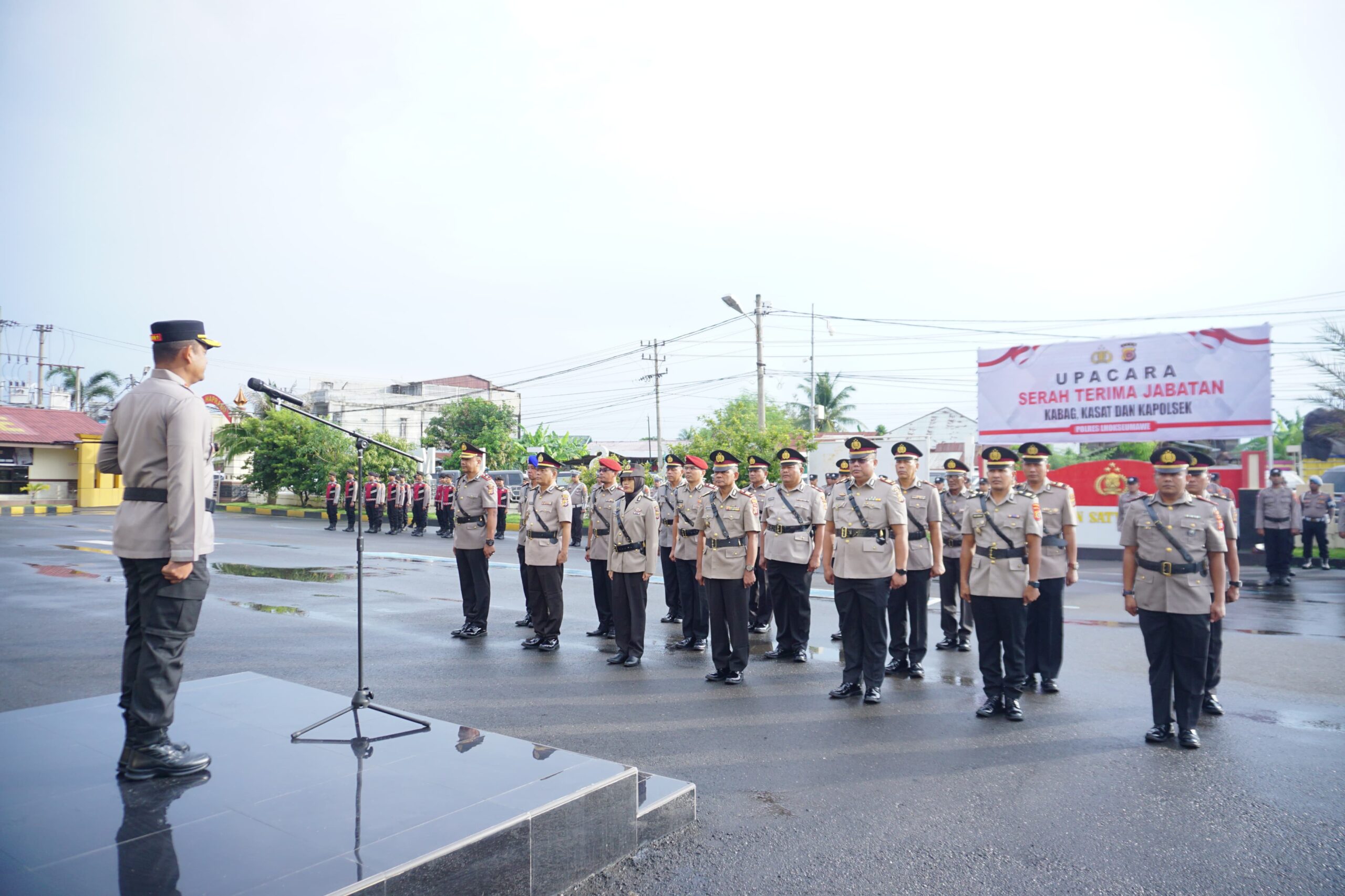 Kapolres Lhokseumawe, AKBP Henki Ismanto, S.I.K., melakukan sertijab puluhan pajabat utama terdiri dari kabag, Kasat dan Kapolsek di wilayah hikumnya berlangsung di Gedung Wira Satya setempat, Selasa (25/2). (Waspada/ Zainuddin. Abdullah )