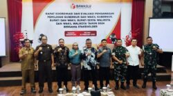 Ketua Bawaslu Sumut (tengah) foto bersama dengan pemateri dan unsur Forkopimda Kota Padangsidimpuan usai pembukaan Rakor dan Evaluasi Pengawasan Pilkada Serentak Tahun 2024 di aula Mega Permata Hotel, Jl.Imam Bonjol, Padangsidimpuan, Selasa (25/2/2025). Waspada/Mohot Lubis