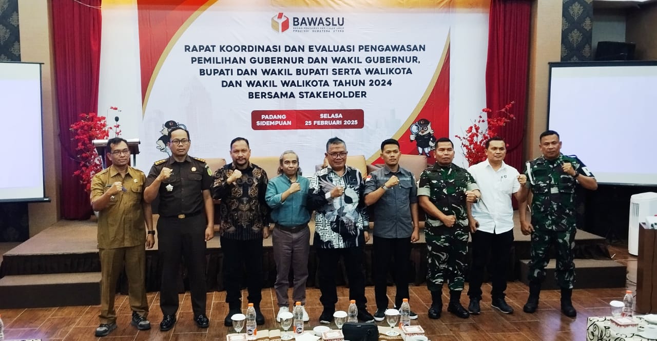 Ketua Bawaslu Sumut (tengah) foto bersama dengan pemateri dan unsur Forkopimda Kota Padangsidimpuan usai pembukaan Rakor dan Evaluasi Pengawasan Pilkada Serentak Tahun 2024 di aula Mega Permata Hotel, Jl.Imam Bonjol, Padangsidimpuan, Selasa (25/2/2025). Waspada/Mohot Lubis