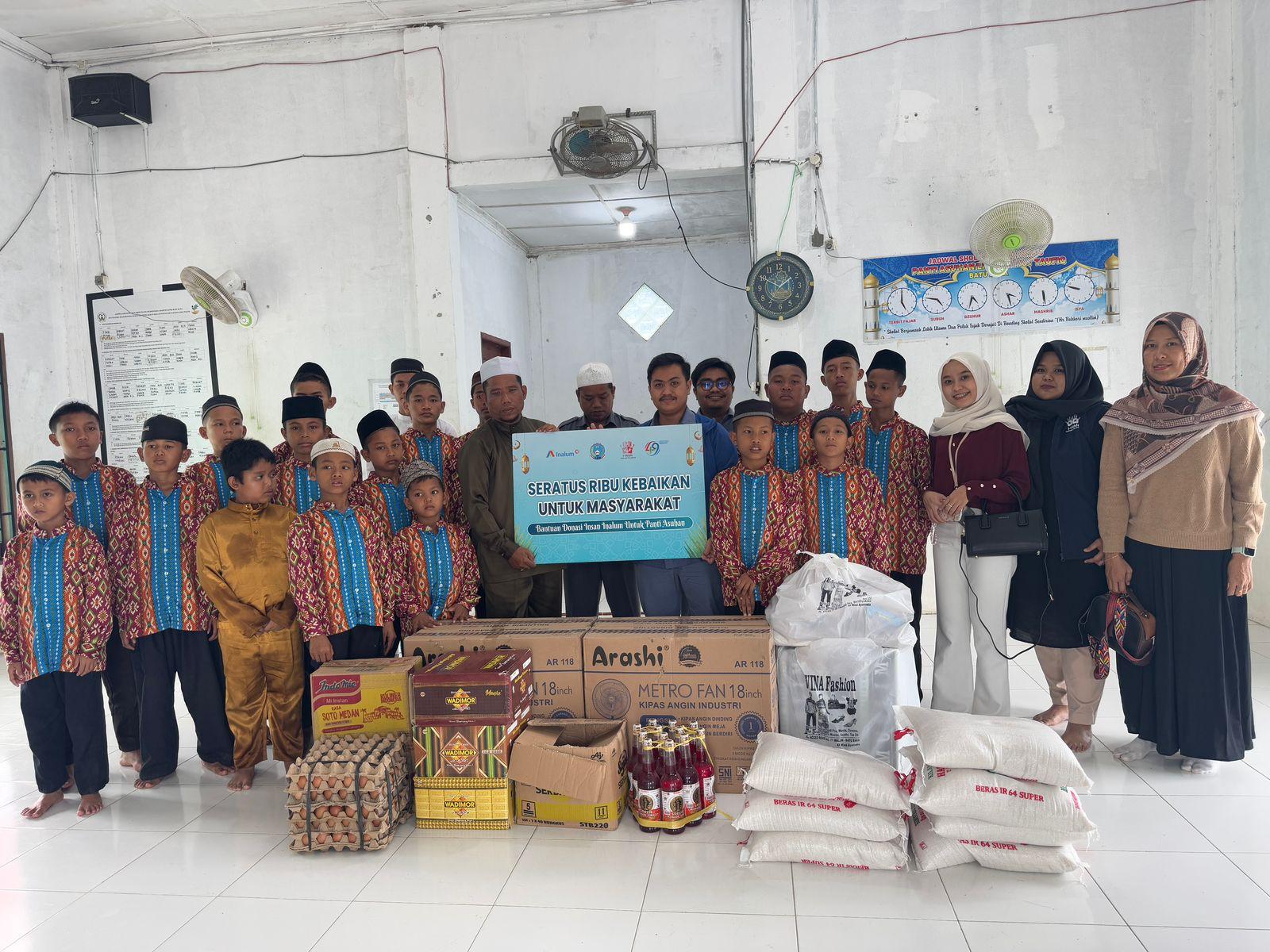 PENYERAHAN bantuan SPSI SP LEM Inalum pada salah satu pesantren/ panti asuhan baik berupa pembuatan sumur bor maupun renovasi bangunan di Kabupaten Batubara. Waspada/Ist