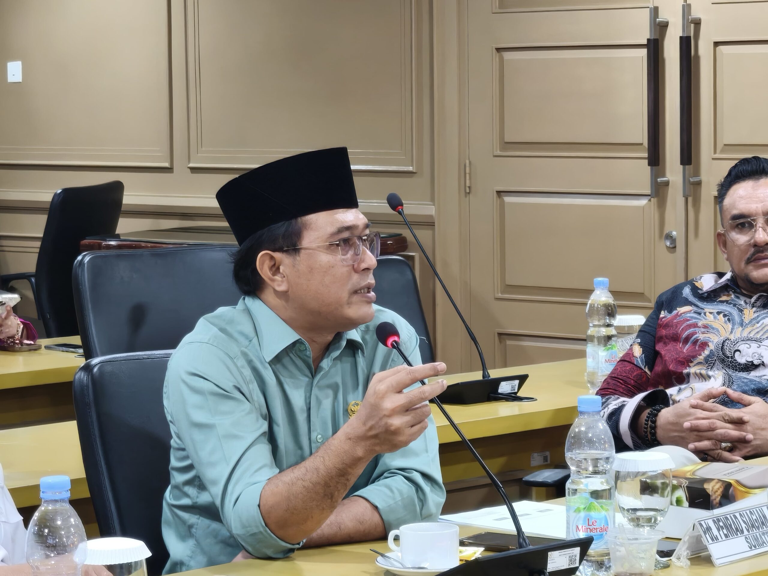 ANGGOTA Komite I DPD RI, Pdt. Penrad Siagian, saat rapat kerja Komite I DPD RI dengan Kepala Badan Kepegawaian Negara (BKN) Zudan Arif Fakrulloh di Ruang Sriwijaya, Senin, 24 Februari 2025. Waspada/ist