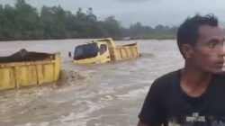 Truk Pengangkut Batu Dan Pasir Terseret Arus Sungai Tiro