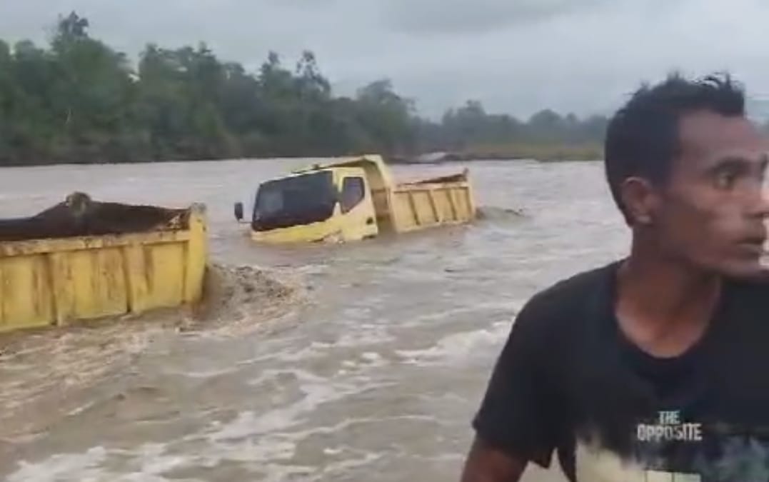 Truk Pengangkut Batu Dan Pasir Terseret Arus Sungai Tiro