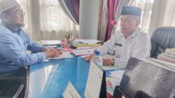 Kepala Dinas Pendidikan dan Kebudayaan Aceh Tenggara, Julkifli, S.Pd, M.Pd, saat bertatap muka dengan Kepala SMPN 8 Lawe Sigala-gala, Abd Sani, S.Pd, M.Si.Waspada/Seh Muhammad Amin