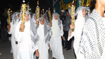 Ribuan Masyarakat Tanjung Beringin Gelar Pawai Obor