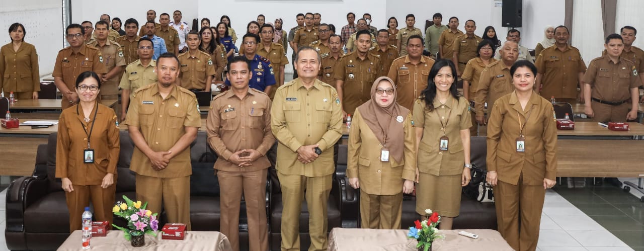 Sekda Junaedi Antonius Sitanggang (tiga kiri depan) pose bersama Tim Inspektorat Provsu dan lainnya saat Tim Inspektorat itu melakukan pemeriksaan akhir masa jabatan kepala daerah Pematangsiantar periode 2021-2025 melalui entry meeting dengan jajaran Pemko di ruang serbaguna Pemko, Jl. Merdeka, Selasa (25/2).(Waspada-Ist).