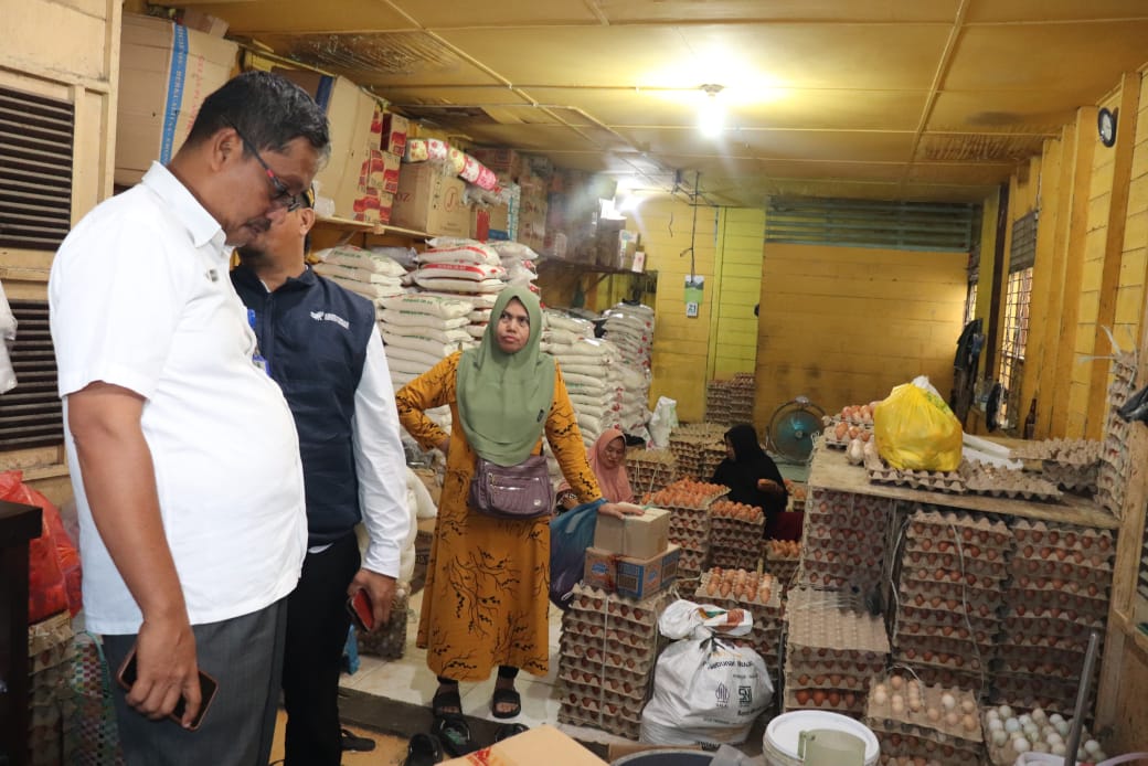 Pemkab Paluta tinjau harga dan stok kebutuhan pokok di pasar-pasar menjelang penyambutan bulan Ramadhan. (Waspada/Sori Parlah Harahap)