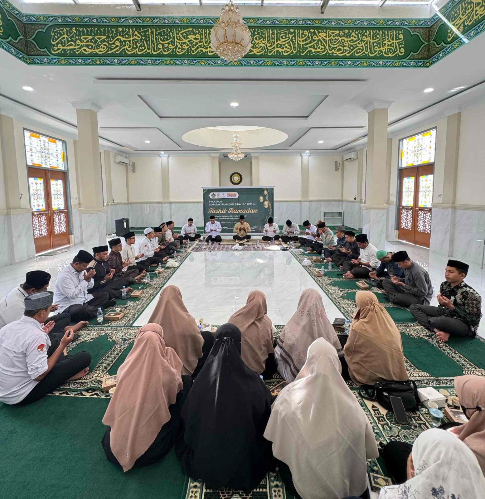 LPTQ Aceh gelar khataman Al-Quran Targhib Ramadhan 1446 H di Mushalla Al-Ikhlas Kanwil Kemenag Aceh, Selasa (15/02/25).(Waspada/T.Mansursyah)