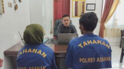 Tersangka pencabulan W dan istrinya S saat menjalani pemeriksaan. Waspada/Sapriadi