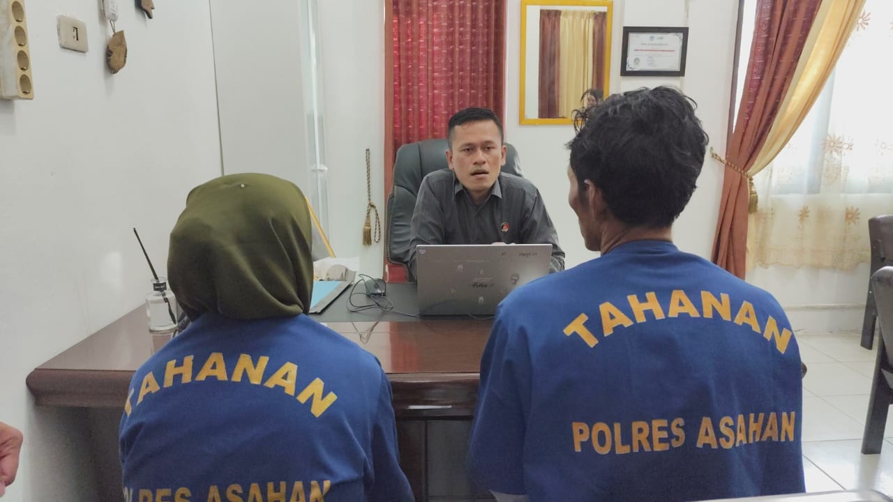 Tersangka pencabulan W dan istrinya S saat menjalani pemeriksaan. Waspada/Sapriadi