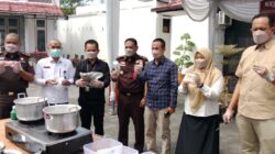 Kasi Pengelola Barang Bukti dan Barang Rampasan Kejari Asahan Azmi Novendri, didampingi Kasi Pidum Naharuddin Rambe, Ketua PWI Asahan, perwakilan dari BNN, PN Kisaran, Polres Asahan dan Dinas Kesehatan memperlihatkan barang bukti yang akan dimusnahkan. Waspada/Bustami CP