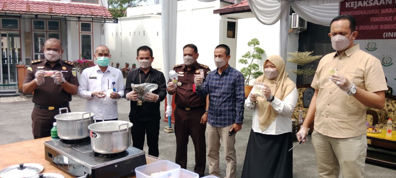 Kasi Pengelola Barang Bukti dan Barang Rampasan Kejari Asahan Azmi Novendri, didampingi Kasi Pidum Naharuddin Rambe, Ketua PWI Asahan, perwakilan dari BNN, PN Kisaran, Polres Asahan dan Dinas Kesehatan memperlihatkan barang bukti yang akan dimusnahkan. Waspada/Bustami CP