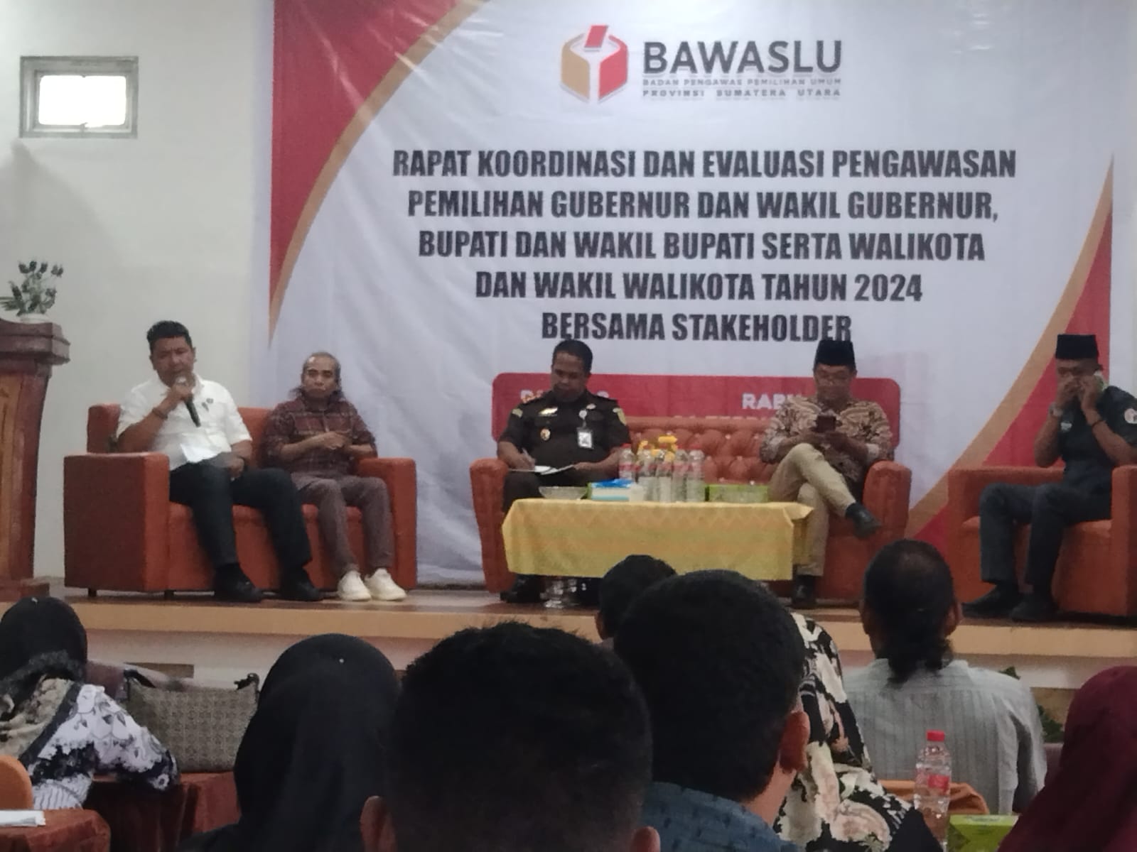 Bawaslu Sumut gelar rapat koordinasi dan evaluasi pengawasan pemilihan Gubernur-Wakil Gubernur, Bupati-Wakil Bupati, serta Wali Kota-Wakil Wali Kota tahun 2024 di aula Hotel Syamsiah, Sibuhuan, Rabu (26/2). Waspada/Ist