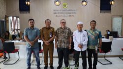 KETUA Komisi A DPRD Sumut, Assoc. Prof. Dr. H. Usman Jakfar, Lc., M.A., didampingi Kadis Dukcapil Deddy Situmorang dan jajaran berfoto bersama usai melakukan kunjungan kerja ke Dinas Kependudukan dan Pencatatan Sipil (Dukcapil) Kabupaten Dairi pada Senin (24/2/2025).Waspada/ist