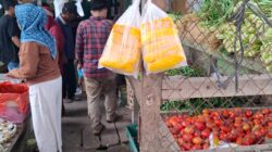 Konsumen membeli sayur mayur di Pasar Tradisional P.Brandan, Rabu (26/2/2025).Waspada/Boy Aprizal 