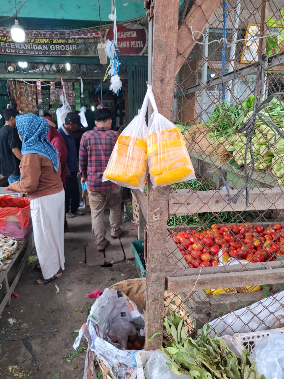 Konsumen membeli sayur mayur di Pasar Tradisional P.Brandan, Rabu (26/2/2025).Waspada/Boy Aprizal 