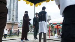 Pelanggar syariat Islam sedang dicambuk oleh algojo yang berlangsung di Halaman Masjid Agung Al Munawwarah, Kota Jantho, Aceh Besar, Rabu (26/2). (Waspada/Ist)