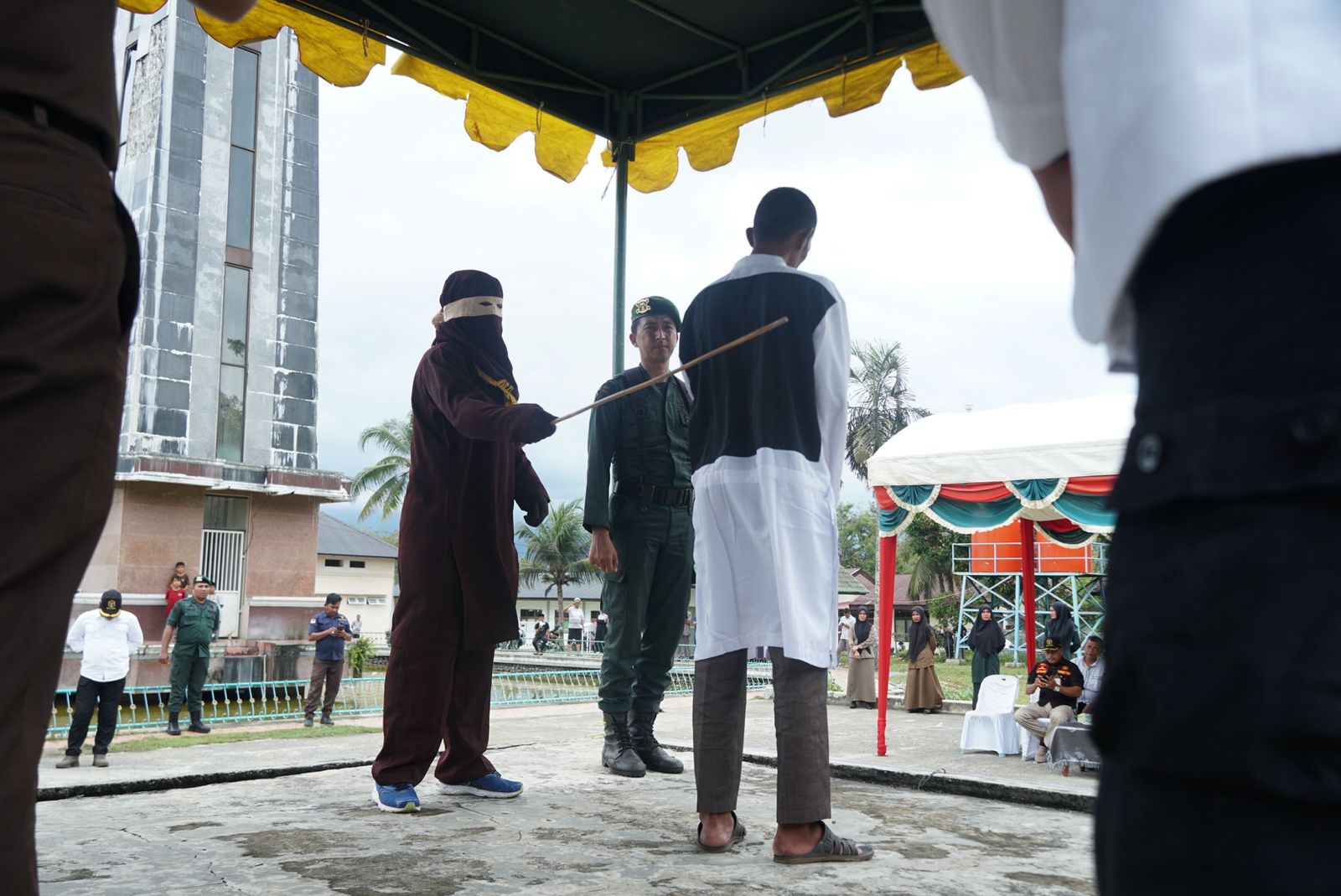 Pelanggar syariat Islam sedang dicambuk oleh algojo yang berlangsung di Halaman Masjid Agung Al Munawwarah, Kota Jantho, Aceh Besar, Rabu (26/2). (Waspada/Ist)