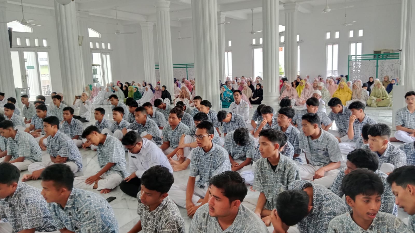 Ratusan Siswa SMAN 1 Peukan Bada Ikuti Zikir Dan Tausyiah,Tarhib Ramadhan Bersama Ust H Zul Arafah