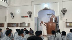 Ratusan siswa-siswi, para guru SMAN 1 Peukan Bada, Aceh Besar terlihat larut dalam zikir , doa dan tausyiah yang disampaikan oleh Ust H.Zul Arafah di masjid Baitul Maqfirah, Peukan Bada Aceh Besar, Rabu (26/02/25).(Waspada/T.Mansursyah)