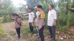 Polres Pematangsiantar melalui Polsek Sianțar Marihat menugaskan Bhabinkamtimas Kel. Simarimbun Bripka Johannes Siregar untuk menyaksikan pengecekan batas tanah milik warga binaan di Jl. Raya Sidamanik, Dusun Keong, Kel. Simarimbun, Rabu (26/2).(Waspada-Ist).