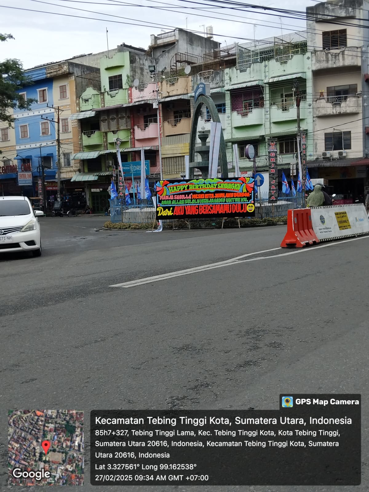 Papan bunga aneh yang berada di dekat air mancur dan Tugu 13 Desember, Jl Sutomo, Kota Tebingtinggi. Waspada/M Bobby Irsan