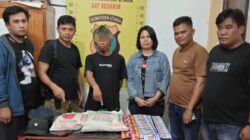 Polres Pematangsiantar melalui Polsek Sianțar Utara berhasil meringkus terduga pelaku pencurian barang dagangan toko, SDS, 40, (tiga kiri) di lampu merah, Jl. Rakutta Sembiring, Kel. Sigulanggulang, Kec. Sianțar Martoba, Selasa (25/2) sekitar pukul 21:00.(Waspada-Ist).