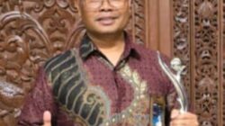 SENIOR Manager PLN Indonesia Power UBP Pangkalansusu, I Nyoman Buda, menerima penghargaan PROPER Hijau dari KLH. Waspada/Ist