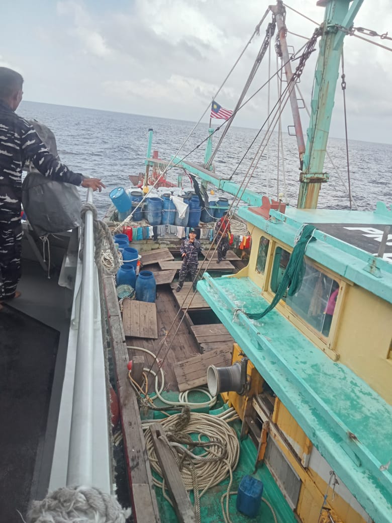 TNI AL Tangkap Kapal Ikan Asing berbendera Malaysia curi ikan di laut Indonesia. Waspada/Ist