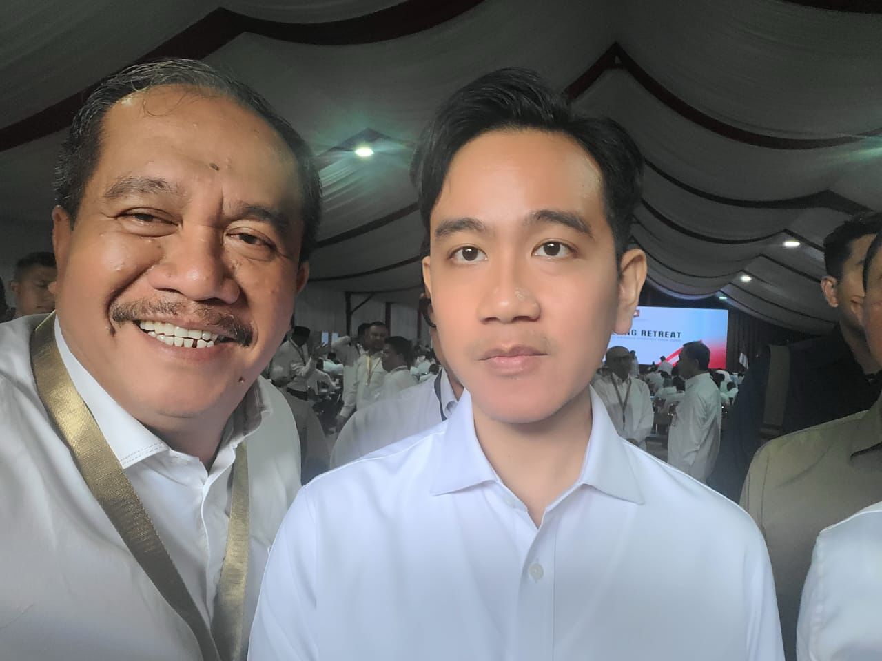 Bupati Asahan Taufik Zainal Abidin Siregar bersama Wakil Presiden Gibran Rakabuming Raka, saat Retret hari ke 6 di Akmil Magelang, Jawa Tengah, Rabu (26/2). WASPADA/Ist