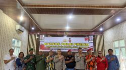 Usai serahkan bantuan sosial, Kapolres Samosir foto bersama dengan seluruh ketua Ormas. Waspada/Ist.