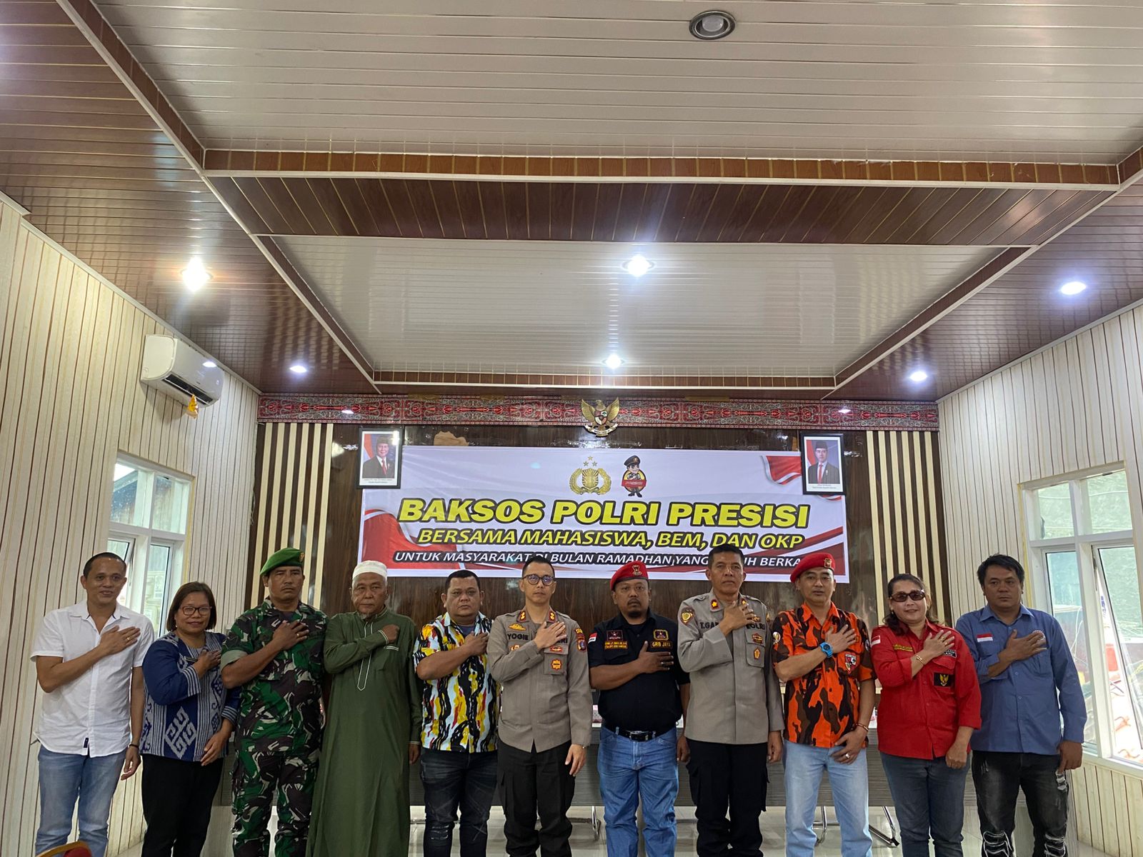 Usai serahkan bantuan sosial, Kapolres Samosir foto bersama dengan seluruh ketua Ormas. Waspada/Ist.