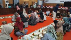 SUASANA makan siang bersama di lingkungan kerja Sekwan DPRD Kabupaten Batubara sekaligus menutup makan siang bersama menjelang puasa Ramadhan 1466 H. Waspada/Iwan Has