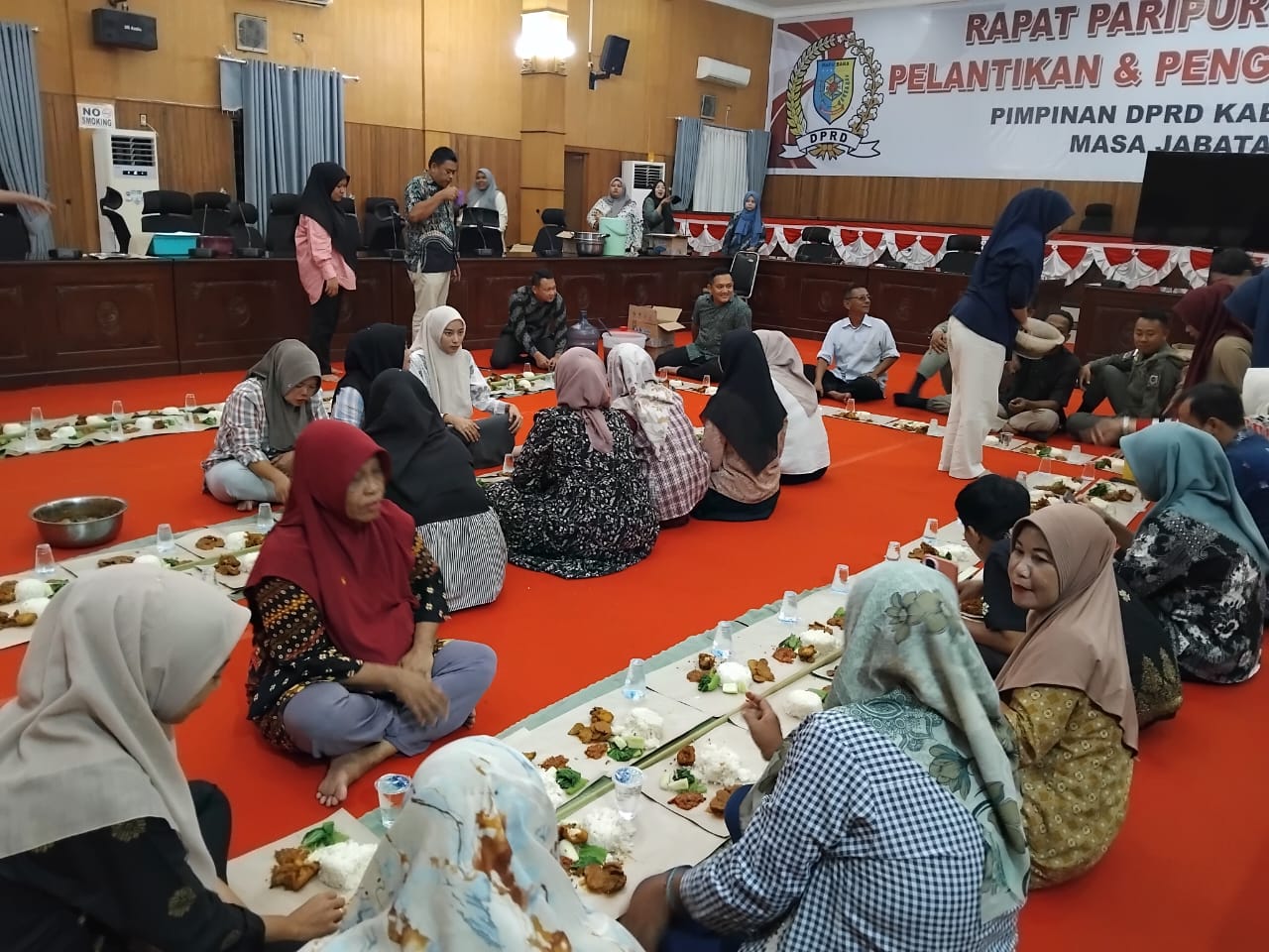 Ayam Penyet, Semur Jengkol Warnai Makan Bersama Di Sekwan DPRD Batubara