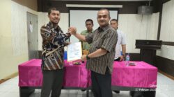 Kanan Sekda Dodi Juliardi Bas (kanan) menyerahkan SK pengangkatan Plt. Direktur RSUD Simeulue Muhammad Riad, Kamis (27/2). Waspada/Ist