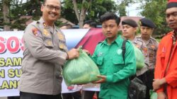 Kapolres Langkat AKBP David Triyo Prasojo ketika memberikan paket sembako Ramadhan kepada salah seorang mahasiswa, Kamis(27/2/25).Waspada/ist. 