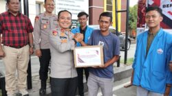 Kapolres Agara, AKBP R. Doni Sumarsono, S.I.K, M.H saat memberikan Bansos. Seh Muhammad Amin