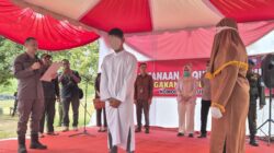 Algojo mencambuk salah satu terpidana dalam eksekusi hukuman cambuk terhadap terpidana judi di Komplek Pusat Pemerintahan Kabupaten Aceh Timur di Idi, Kamis (27/2). Waspada/Muhammad Ishak