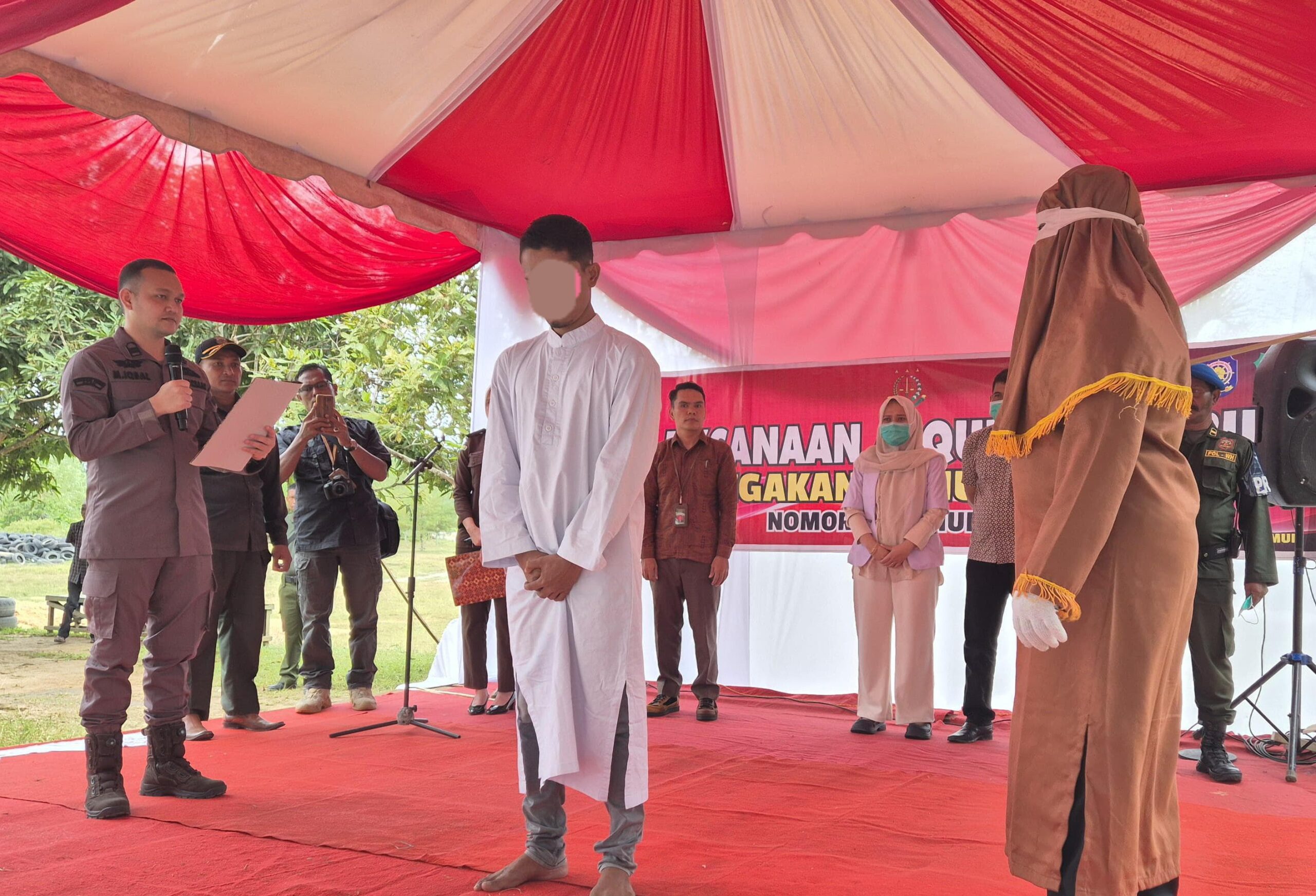 Algojo mencambuk salah satu terpidana dalam eksekusi hukuman cambuk terhadap terpidana judi di Komplek Pusat Pemerintahan Kabupaten Aceh Timur di Idi, Kamis (27/2). Waspada/Muhammad Ishak