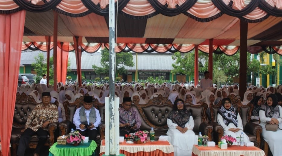 Kepala MAN 1 Padangsidimpuan Dra. Hj. Wasliah Lubis, SPd, MA, (3 kanan) bersama Ketua MUI Kota Padangsidimpuan, ustadz Drs. H. Zulpan Efendi Hasibuan, MA, Ketua Pokjawas Kemenag Padangsidimpuan, Mara Hamdan Aritonang, MA dan Ketua Komite MAN 1 Padangsidimpuan Drs. Fajaruddin Tanjung pada acara peringatan Isra' Mi'raj Nabi Muhammad SAW sekaligus penyambutan bulan suci Ramadhan 1446 H di MAN Padangsidimpuan, Rabu (26/2/2025).Waspada/ist.