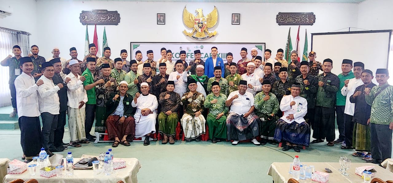 Panitia dan peserta Konferensi Cabang PCNU Aceh Timur XIII Tahun 2025 berfoto di Aula Serbaguna Idi, Aceh Timur, Rabu (26/2). Waspada/Muhammad Ishak