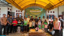 Pengurus KWPSI foto bersama anak yatim usai penyerahan santunan. Waspada/Munawardi