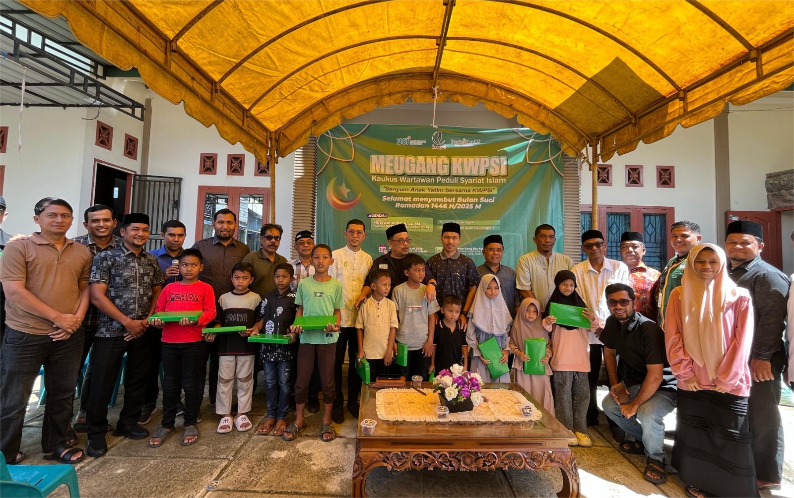 Pengurus KWPSI foto bersama anak yatim usai penyerahan santunan. Waspada/Munawardi