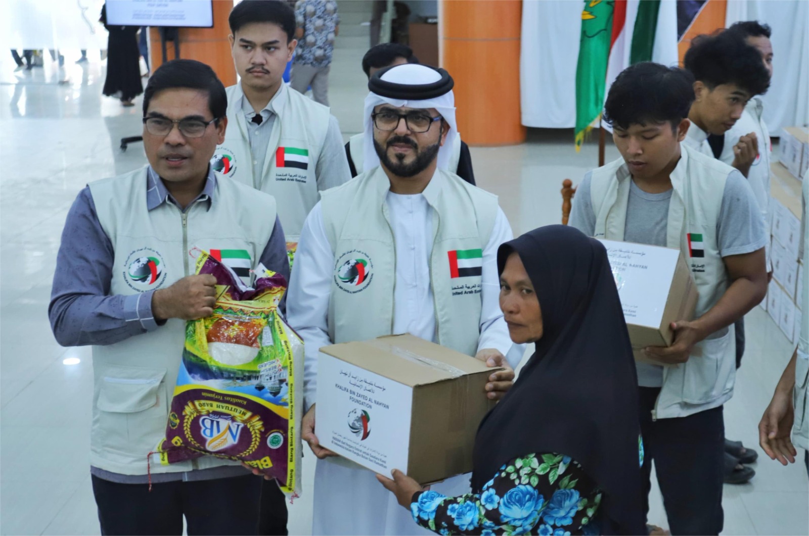 Rektor UIN Ar-Raniry, Prof Dr Mujiburrahman MAg bersama perwakilan Yayasan Khalifa bin Zayed Al Nahyan, Syaikh Hamood Mattar Salim menyerahkan paket secara simbolis di Auditorium Prof Ali Hasjmy, Kamis (27/2/2025). Waspada/Munawardi