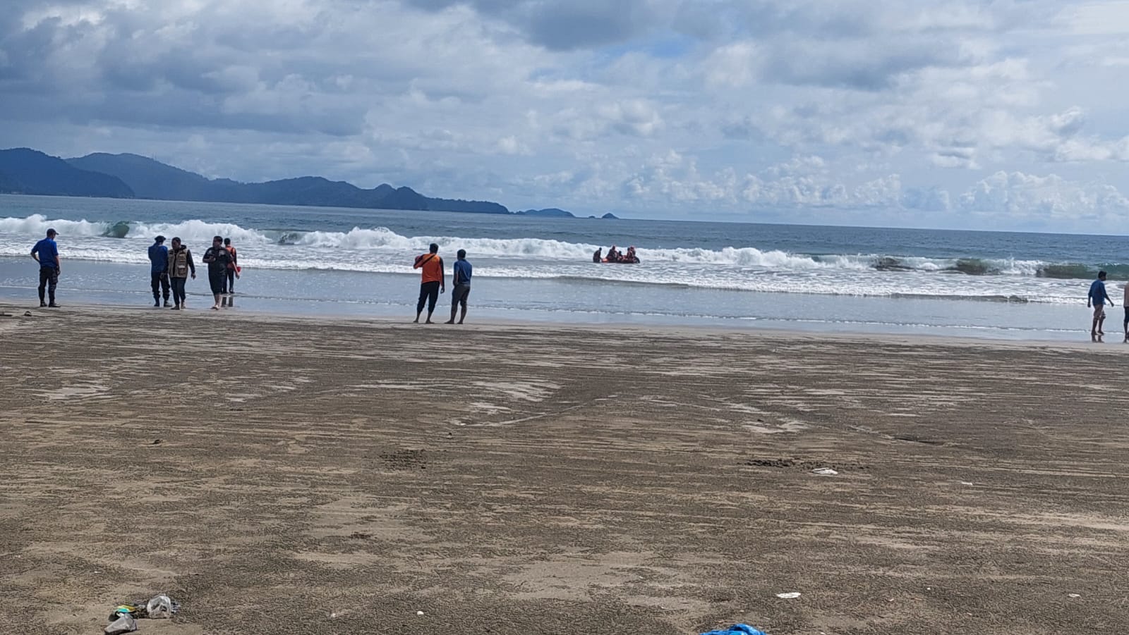 Tim SAR Banda Aceh bersama personel gabungan menggunakan Rubber Boat melakukan pencarian korban tenggelam di pantai Riting, Lhoknga, Aceh Besar, Kamis (27/2). (Waspada/Ist)