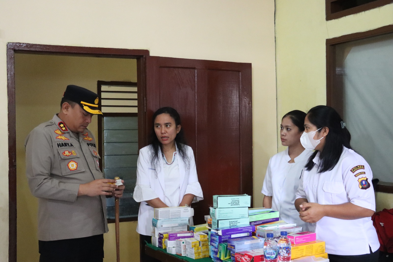 KAPOLRES Humbahas AKBP Hary Ardianto, SH., SIK., MH mengecek obat-obatan yang dipakai dalam giat Bakes Polres Humbahas. Waspada/Ist