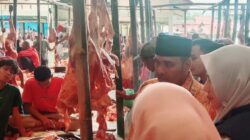 Menjelang Ramadan 1446 hijriyah, Pj Bupati Aceh Timur Amrullah M Ridha bersama muspika dan pejabat terkait lainnya, memantau harga daging di Peureulak, Aceh Timur, Kamis (27/2). Waspada/Muhammad Ishak